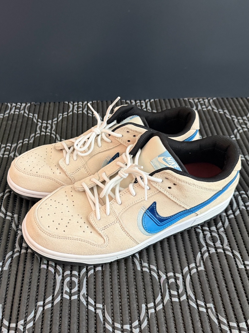 Nike Men’s Low-Top Sneakers Beige with Blue Swoosh